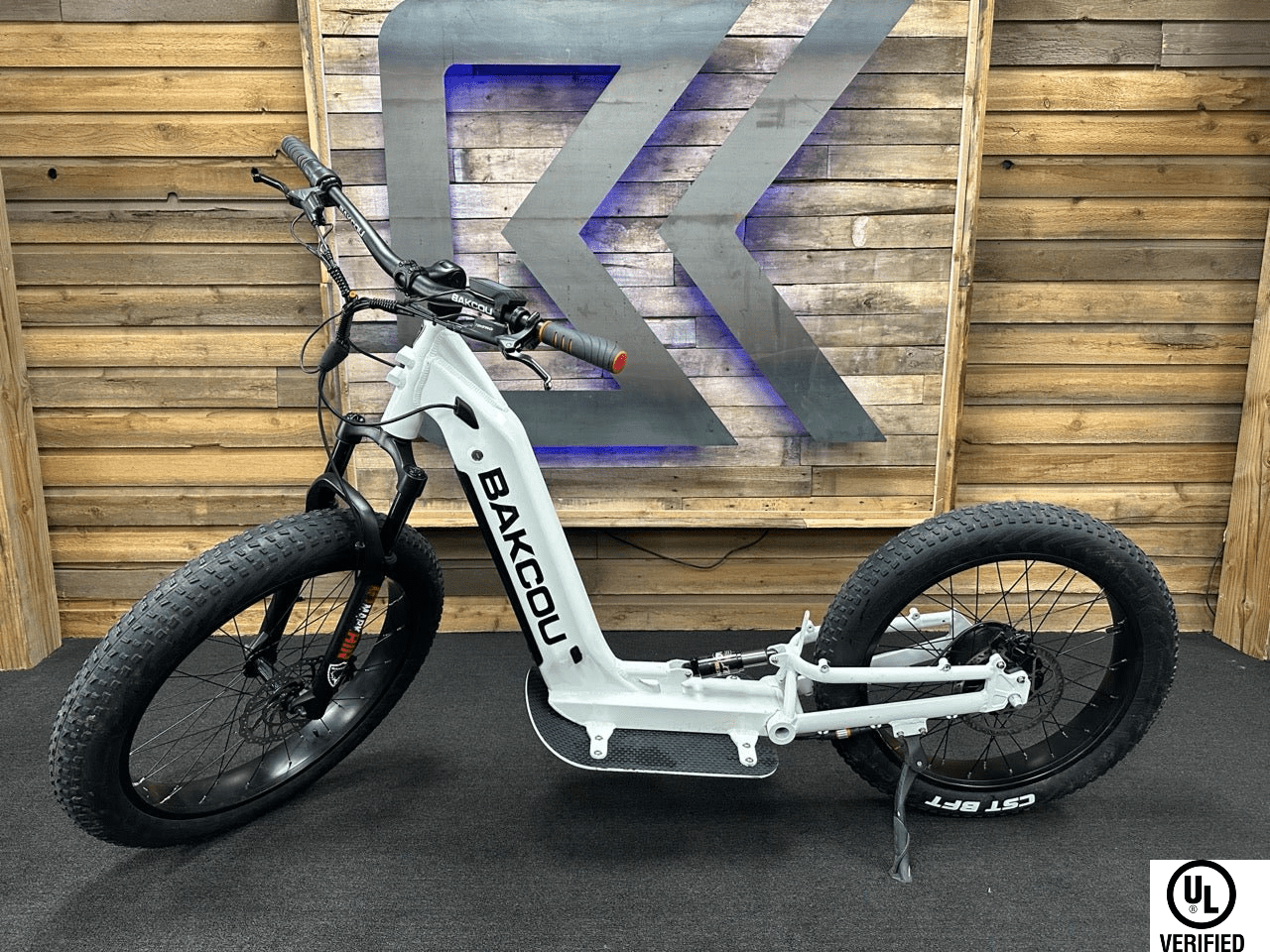 Grizzly / Gloss White / 21ah / #0029